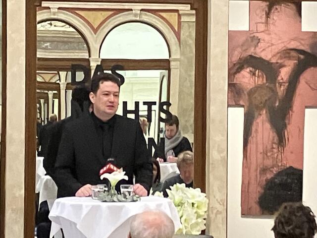 Nikolaus Kratzer über die Konzeption der Ausstellung, rechts hinten eines der übermalten Kreuze, für die Arnulf Rainer so berühmt wurde. | Foto: Stockmann