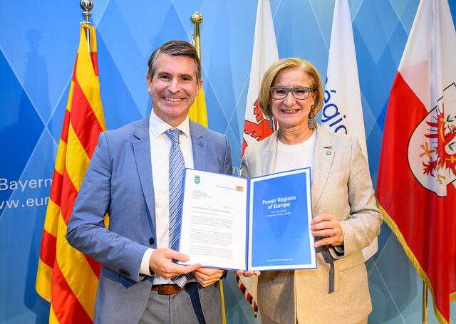 Der bayrische Staatsminister Eric Beißwenger und NÖs Landeshauptfrau Johanna Mikl-Leitner mit dem Abkommen gegen die Zentralisierung und für ein Europa der Regionen. | Foto: NLK Burchhart