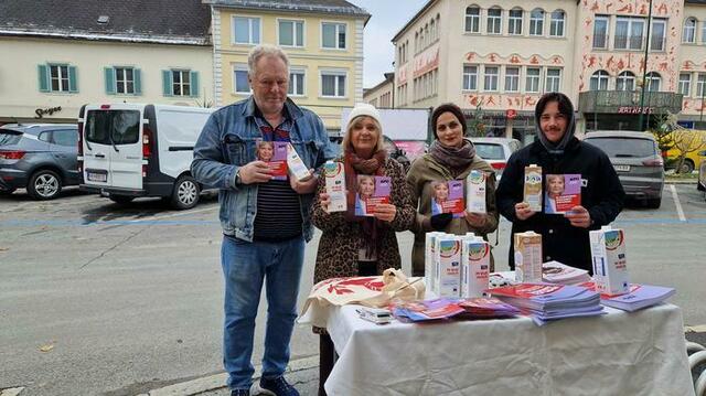 In Voitsberg machte die KPÖ auf eine Aktion mit Notrufnummern für Gewalt-Opfer aufmerksam. | Foto: KPÖ