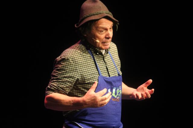 Um Luis seine Ultentaler Dialekt zu verstehen, kommen auch manchmal seine Hände und Füße zum Einsatz. | Foto: MeinBezirk/Hofmüller