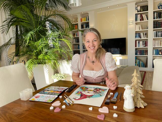 Die Künstlerin Sabine-Delizia Egger wird am Rattenberger Adventmarkt ein Geschenk positionieren.  | Foto: Sabine-Delizia Egger 