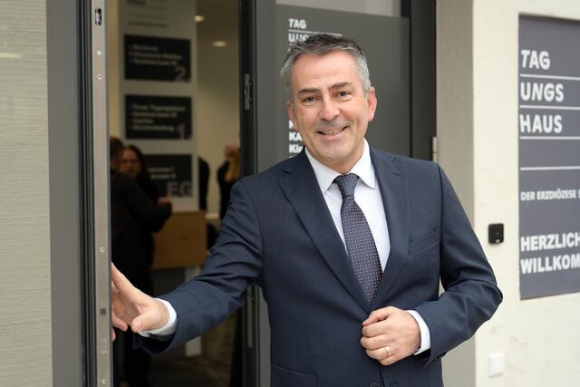 Direktor Herwig Ortner begrüßte die Besucher bei der Wiedereröffnung nach der Generalsanierung im Tagungshaus Wörgl.  | Foto: eds/Naghsi