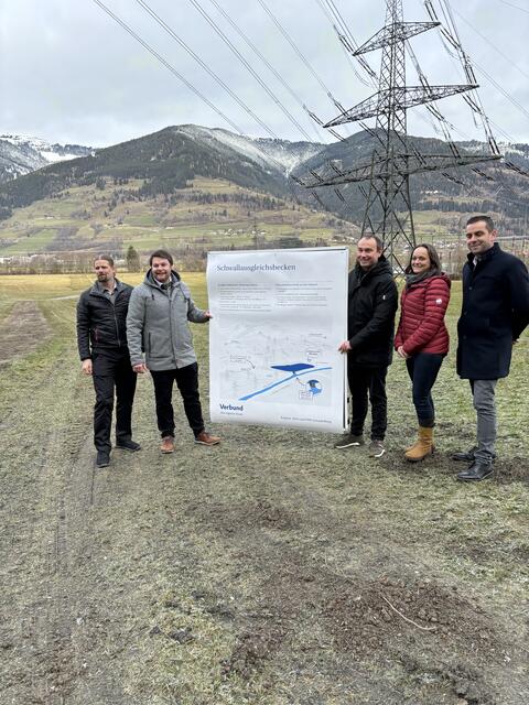 Vlnr.: Thomas Etzer (Projektleiter Schaufelberg), BGM Bernhard Auernigg (Piesendorf), BGM Domenik David (Kaprun), Tanja Janisch-Breuer (Werksgruppenleiterin) und Christian Rieder (Gesamtprojektleiter). | Foto: Sarah Braun