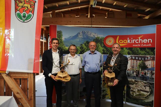 Im Jahr 2022 wurde das 50-Jährige Verschwisterungsjubiläum mit der Stadt Obertshausen gefeiert. Bürgermeister Obertshausen Manuel Friedrich, die beiden Laakirchner Altbürgermeister Anton Holzleithner und Klaus Silbermayr und Bürgermeister Fritz Feichtinger. | Foto: Stadtgemeinde Laakirchen