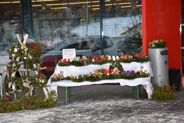 Goldhauben-Frauen St. Georgen am Walde: Verkauft werden die Adventkränze beim Sparmarkt Haas ab Freitag, 22. November 2024, 8 Uhr, zu den Öffnungszeiten bis 30. November. | Foto: Robert Zinterhof