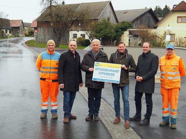  v.li.n.re.: Emmerich Schierhuber (STM Ottenschlag), Vizebürgermeister Andreas Groys und Bürgermeister Franz Rosenkranz (beide Marktgemeinde Albrechtsberg a. d. Großen Krems), Stadtrat Christoph Hofbauer (i.V. von LH-Stellvertreter Udo Landbauer), Dipl.-Ing. Rainer Hochstöger (Leiter der NÖ Straßenbauabteilung Krems), Christian Vorlaufer (STM Ottenschlag).

  | Foto: Land NÖ