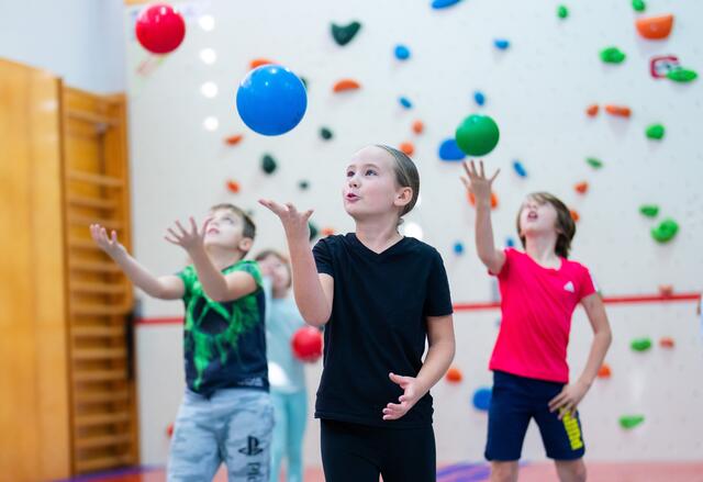 Unzählige kleine Komponenten wie etwa die "Tägliche Bewegungseinheit" sollen die Steiermark insgesamt zu mehr Sport und Bewegung animieren.  | Foto:  GEORG HOCHMUTH / APA / picturedesk.com