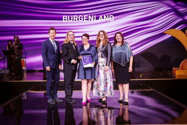 Preisübergabe: FiW-Landesgeschäftsführer Christoph Schnitter, Barbara-Annett Zahnt (in Vertretung für Ulrike Prenner), Tanja Stöckl, FiW-Landesvorsitzende Petra Schumich und Andrea Kovacs-Wöhry (v. l.).  | Foto: Nadine Studeny