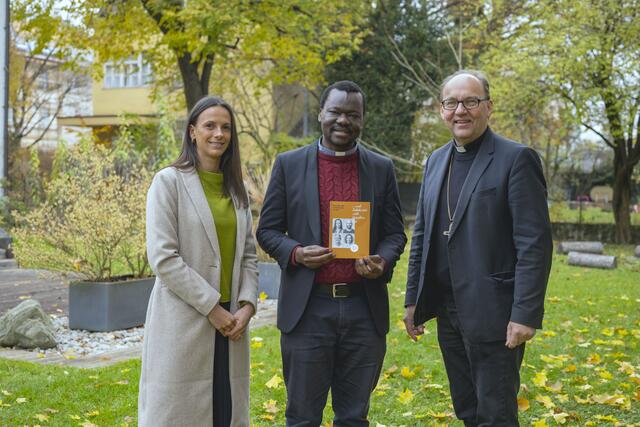 Sie bitten gemeinsam um Spenden für Jugendliche in Uganda: (vlnr) Marika Eisner, die Geschäftsführerin von Bruder und Schwester in Not Projektinitiator P. Philip Adede Amek und Bischof Hermann Glettler. | Foto: BSIN/ A. Kayondo