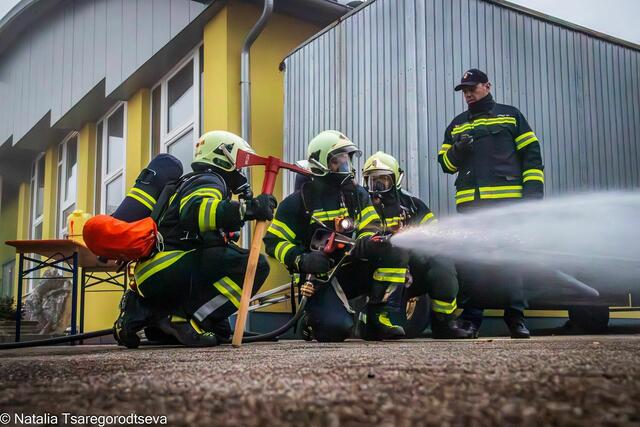 Die Kameradinnen und Kameraden mussten ihre Praxistauglichkeit unter Beweis stellen.  | Foto: AFKdo Schwanenstadt/Natalia Tsaregorodtseva/FF Ottnang