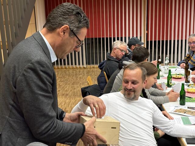 Die Mitglieder bei der Stimmabgabe für die Wahl des neuen Bezirksobmannes.