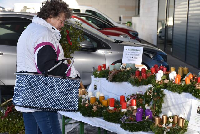 Goldhauben-Frauen St. Georgen am Walde: Verkauft werden die Adventkränze beim Sparmarkt Haas ab Freitag, 22. November 2024, 8 Uhr, zu den Öffnungszeiten bis 30. November. | Foto: Robert Zinterhof