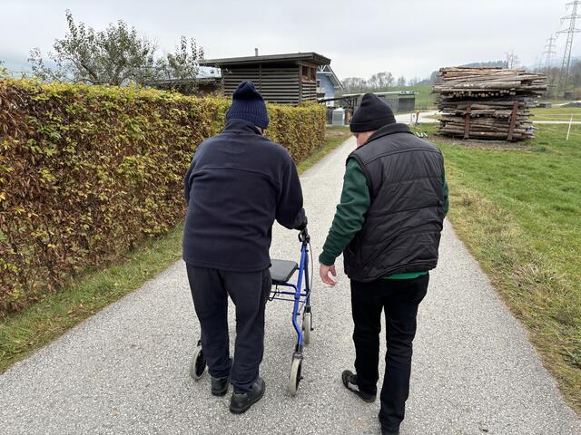 Christian Stelzer und Peter Haberl bei einem Spaziergang. Zeit, um die Beine zu kräftigen, aber auch, um zu plaudern.  | Foto: Koidl