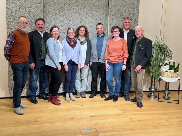 Der neu gewählte Vorstand mit Vertretern des Landesverbandes und Gästen von
Nachbarvereinen. | Foto: Obst- und Gartenbauverein Wagrain-Kleinarl