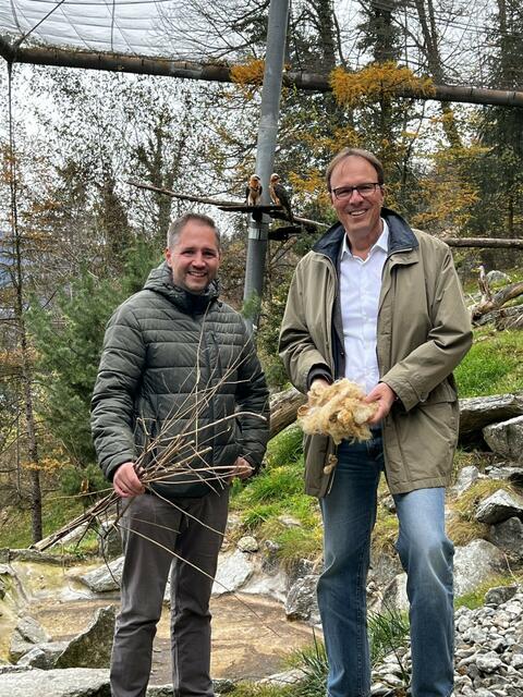 Von li. n. re.Direktor des Alpenzoos André Stadler, und Marco Pernetta, Geschäftsführer des Innsbrucker Flughafens. | Foto: Alpenzoo 