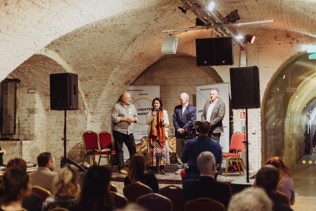 Initiator Stefan Rabl, Kulturstadträtin Veronica Kaup-Hasler (SPÖ), Obmann des Kulturvereins Simmering/Schloss Neugebäudes Franz Nauschnigg und Bezirksvorsteher Thomas Steinhart (SPÖ) bei der Vorsstellung des Jungen Theaters.    | Foto: Teresa Wagenhofer