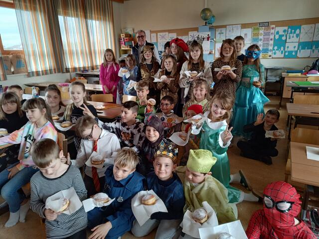 Die Kinder der Volksschule beim Faschingskrapfenessen im heurigen Frühjahr. | Foto: Gemeinde Wörterberg
