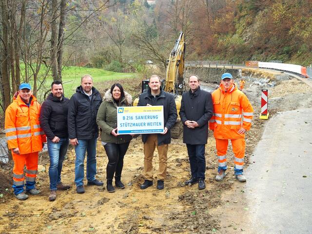 Martin Lammer (STM Pöggstall), Gerald Wagesreiter (Leiter-Stv. STM Pöggstall), Markus Huber (Leiter STM Pöggstall), Bürgermeisterin Ramona Fletzberger (Marktgemeinde Weiten), LAbg. Richard Punz (i.V. von LH-Stellvertreter Udo Landbauer), Rainer Hochstöger (Leiter der NÖ Straßenbauabteilung Krems), Mario Leutgeb (STM Pöggstall). | Foto: Land NÖ