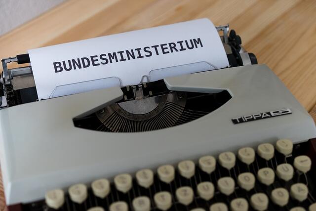Die Entscheidung wurde mit der Lebensgefahr im Lager und dem Kindeswohl begründet, da die Mutter die einzige Bezugsperson der traumatisierten Kinder sei.