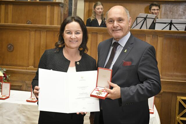 Das Ehrenzeichen wurde der Bürgermeisterin von Bürmoos, Cornelia Ecker im Oktober 2024, im Rahmen einer feierlichen Zeremonie durch den ehemaligen Nationalratspräsidenten Wolfgang Sobotka im Parlament verliehen. | Foto: Parlamentsdirektion/Johannes Zinner