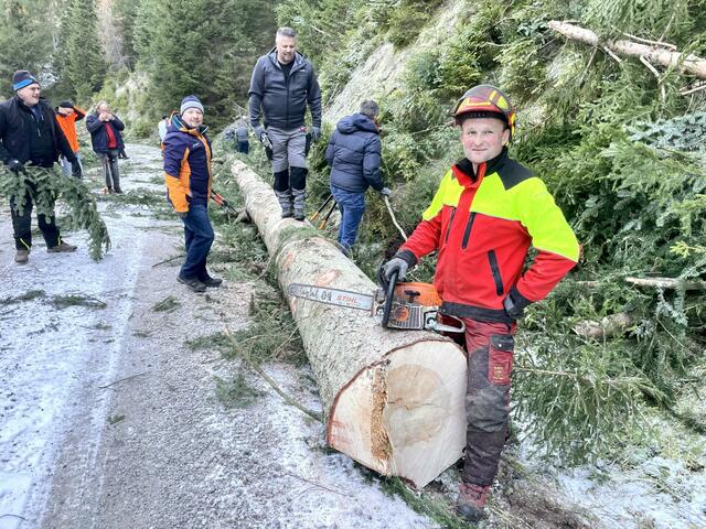 Gemeinsam Vorbereitungen für den bevorstehenden Lions Adventmarkt in Saalfelden treffen. | Foto: Lions Saalfelden/Heinz Bayer