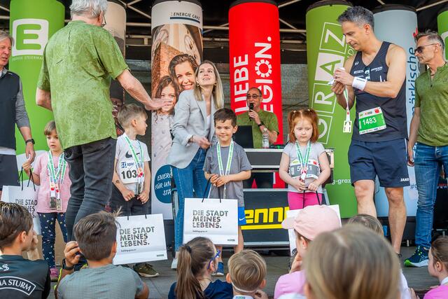 Alle Kinder waren mit einem Lächeln und Motivation dabei und die Schnellsten waren bei der Siegerehrung auf der Bühne. | Foto: RegionalMedien/Newfish