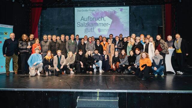 Mitwirkende, Masterminds, Wegbegleiter: Gemeinsam wurde im Lehár Theater in Bad Ischl Bilanz vom Kulturhauptstadtjahr 2024 gezogen. | Foto: Edwin Husic