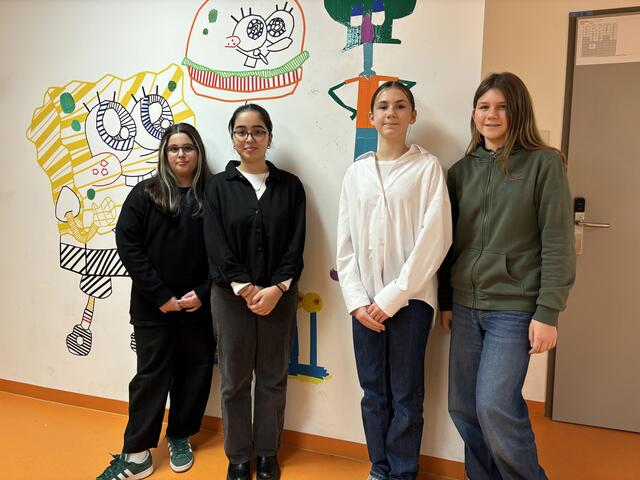 Selin, Marwa, Martha und Anja (v. l.) führten MeinBezirk durch die Ausstellung.  | Foto: Lisa Kammann