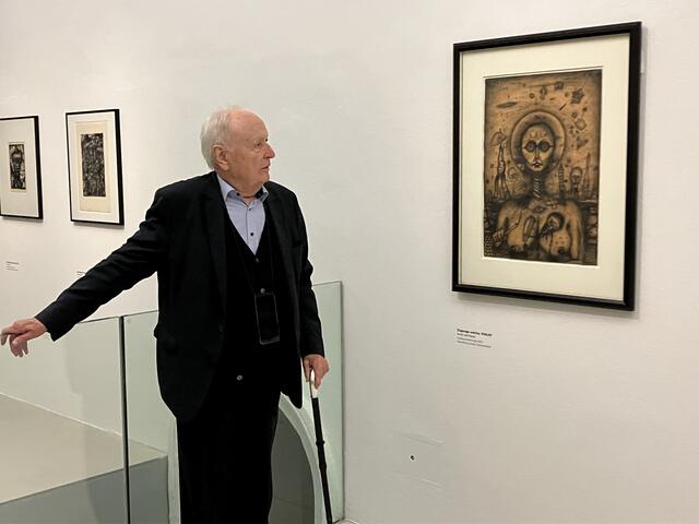 Helmut Zambo vor dem Bild "Diejenige welche" - ein Bildnis seiner Geliebten Maria Lassnig | Foto: Stockmann