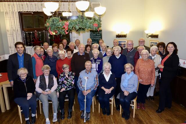 Rund 30 Jubilarinnen und Jubilare waren der Einladung von Bürgermeister Manuel Aichberger ins Gasthaus Fam. Ebner gefolgt und verbrachten einen geselligen Abend. | Foto: Stadtgemeinde Lilienfeld