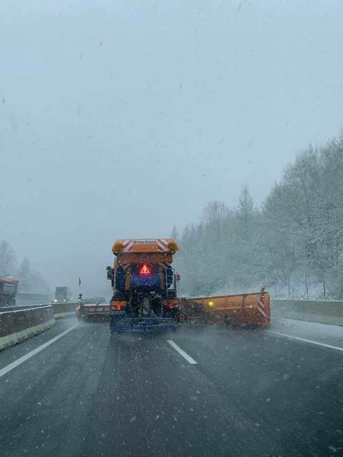 Fünf Fahrzeuge waren im Packabschnitt im nächtlichen Einsatz. | Foto: Asfinag