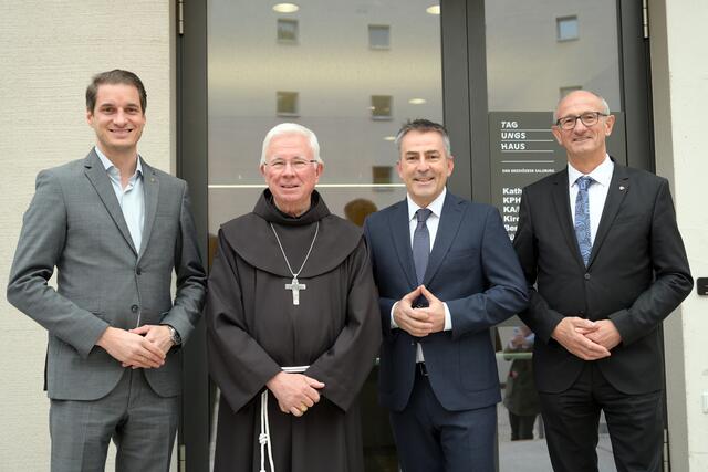 Bürgermeister Michael Riedhart, Erzbischof Franz Lackner, Tagungshausdirektor Herwig Ortner, Landeshauptmann Anton Mattle (v.l.) | Foto: eds/Naghsi