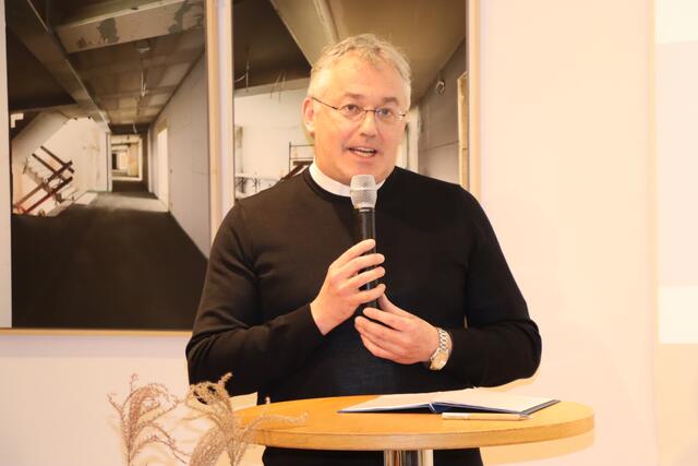 Stadtpfarrer Christian Hauser bei seiner Ansprache. | Foto: Nimpf