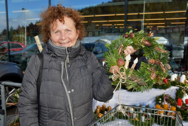 Goldhauben-Frauen St. Georgen am Walde: Verkauft werden die Adventkränze beim Sparmarkt Haas ab Freitag, 22. November 2024, 8 Uhr, zu den Öffnungszeiten bis 30. November. Eine der ersten Käuferinnen.  | Foto: Robert Zinterhof