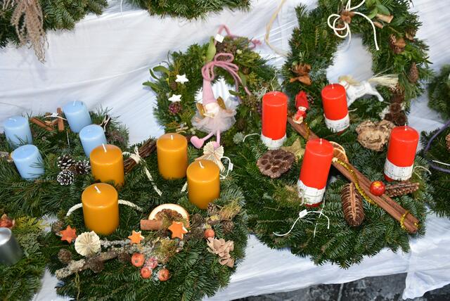 Goldhauben-Frauen St. Georgen am Walde: Verkauft werden die Adventkränze beim Sparmarkt Haas ab Freitag, 22. November 2024, 8 Uhr, zu den Öffnungszeiten bis 30. November. | Foto: Robert Zinterhof