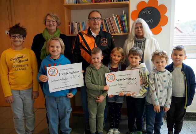 Bei Spendenübergabe: Schulleiterin Sandra Brödler, Gottfried Daxböck, Direktorin Marietta Leibetseder und Kinder der beiden Schulen | Foto: Sonderschule St. Christophen