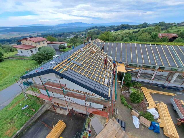 Das neue Dach und die neue Dämmung für das Schul- und Kindergartengebäude bringen eine erhebliche Energieeinsparung, weitere Maßnahmen folgen. | Foto: Gemeinde Wörterberg
