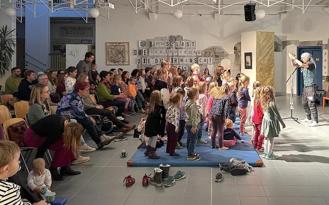Begeisterte Kinder beim Theater: Mit voller Kreativität und Freude tauchten sie in die Welt der Fantasie ein und machten begeistert bei allen Aktionen auf der Bühne mit. | Foto: zVg