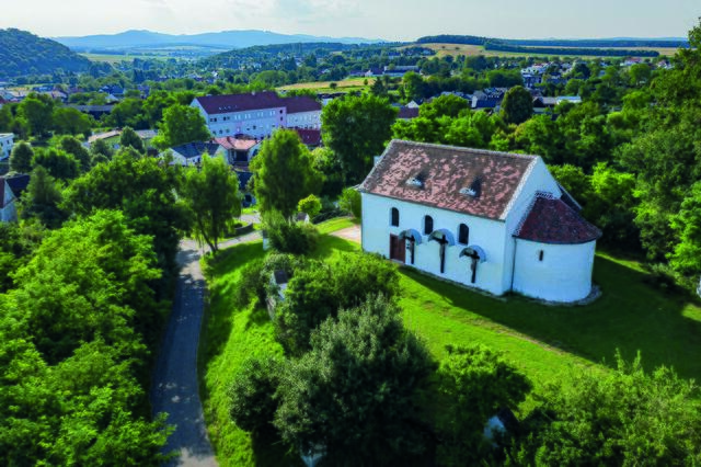 Die 800 Jahre alte Bergkirche in Stoob. | Foto: Nick Wukovits