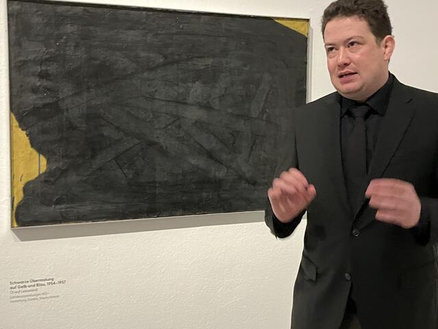 Nikolaus Kratzer über die Bedeutung von Schwarz vor dem Bild "Schwarze Übermalung auf Gelb und Blau" | Foto: Stockmann