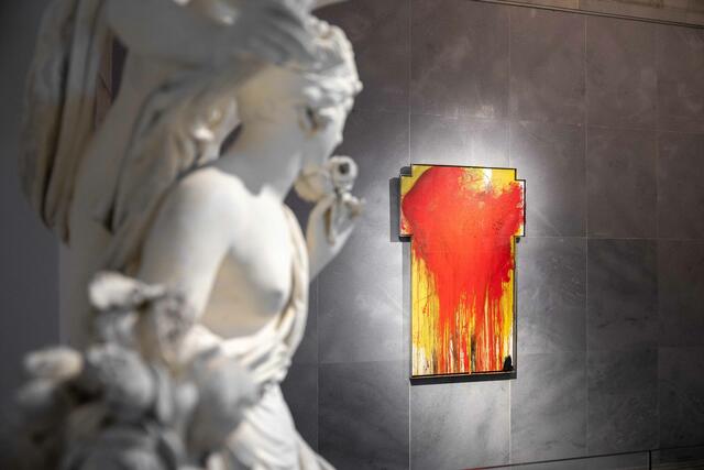 Ausstllungsansicht zu jener bunten Kreuzübermalung, die Arnulf Rainer nicht daheim haben wollte und im Haus von Sammler Helmut Zambo übersehen wurde. Trotz kräfter strahlender Farben. | Foto: Cedrick Kollerics