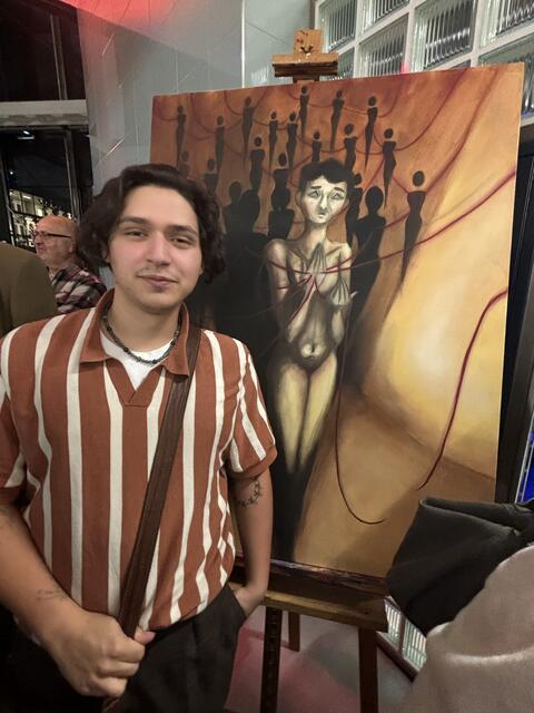 Der junge Künstler Jonas Lang vor seinem Gemälde, das für den guten Zweck unter den Hammer kam. | Foto: Waltraud Fischer