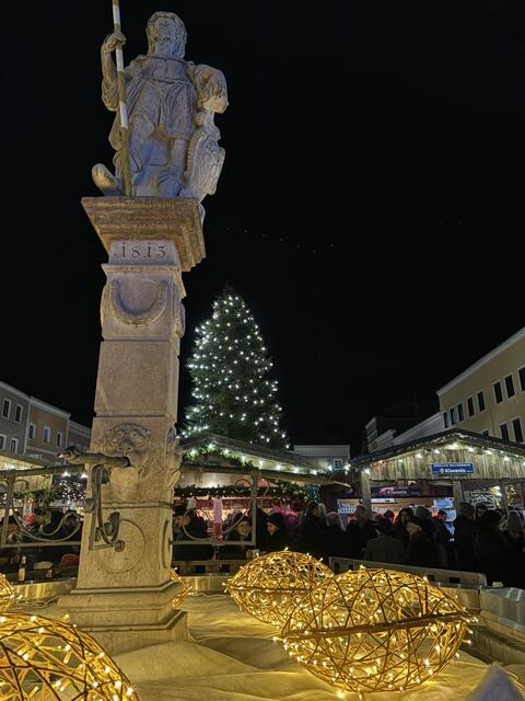 Die Dietmarstandln mit dem 20 Meter hohen Christbaum. | Foto: Stadtmarketing Ried  