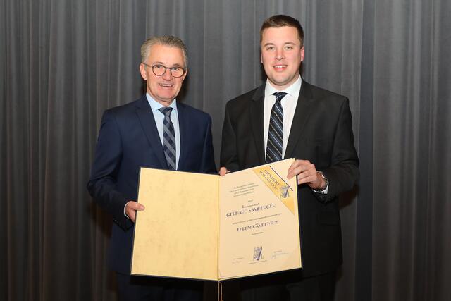 Gerhard Samberger (li.) wurde auf Antrag von Johannes Gsaxner zum Ehrenpräsidenten des Musikvereines Leoben ernannt. | Foto: Freisinger/Armin Russold