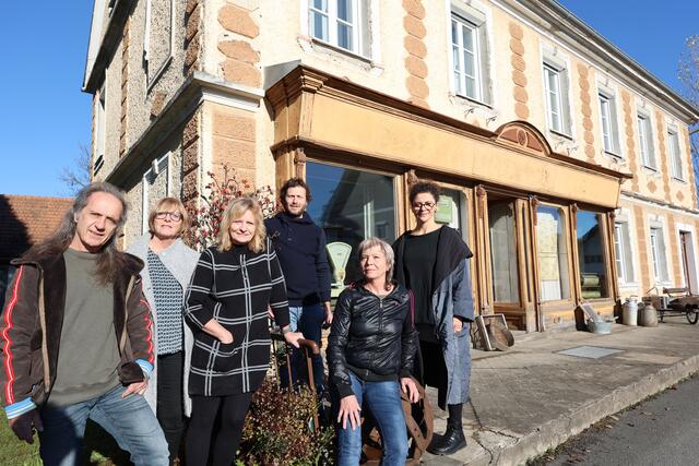 Die gastgebenden Familien Wetzelberger, Fasching und D’Alberto laden zum Kunstgenuss nach Deutsch Goritz.  | Foto: Wetzelberger