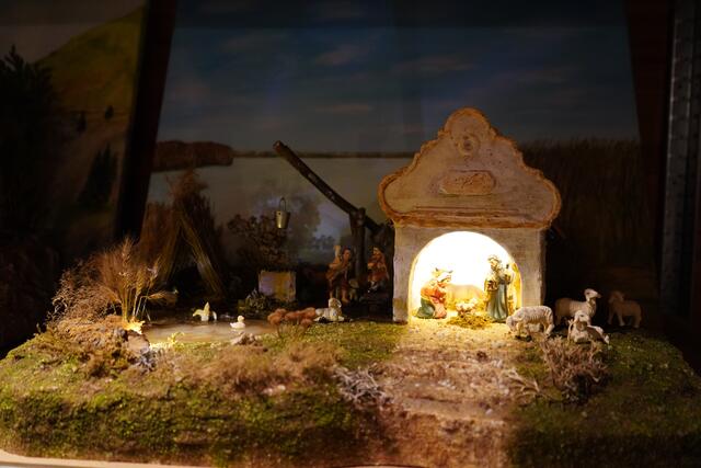 Eine burgenländische Krippe mit Dorfteich und Ziehbrunnen | Foto: Andrea Glatzer