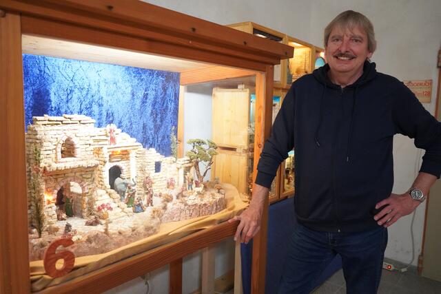 Der Krippenbauer Walter Sieberer mit einer größeren Weihnachtskrippe | Foto: Andrea Glatzer