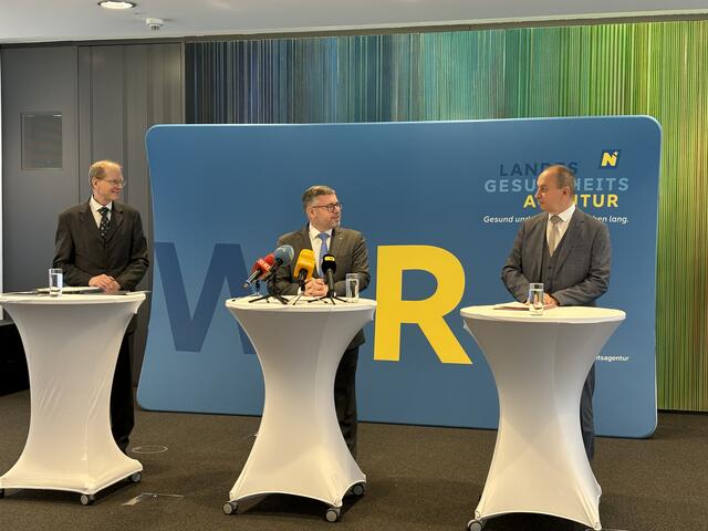 Der Ärztliche Direktor des Universitätsklinikums Neunkirchen, Martin Uffmann,Landesrat und Ludwig Schleritzko, LGA-Vorstand Konrad Kogler. | Foto: Martina Schweller