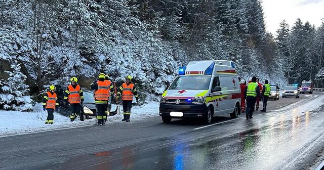 Einige Autofahrer rechneten nicht mit einer glatten Fahrbahn. | Foto: Feuerwehr Sonnberg