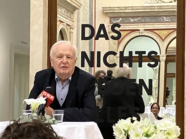 Helmut Zambo erzählt über seine Laufbahn als Kunstsammler. Seine Sammlung der Rainer-Werke ist die weltweit größte. "Ich bin ein Tiefensammler" sagte er. | Foto: Stockmann